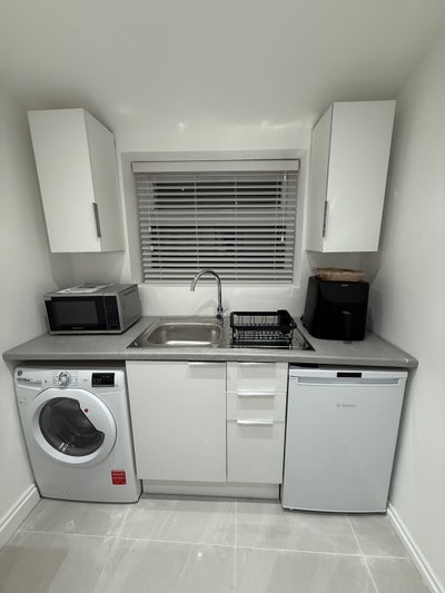 Chic, Sunlit Studio in Swinton - near Salford Uni Main Photo