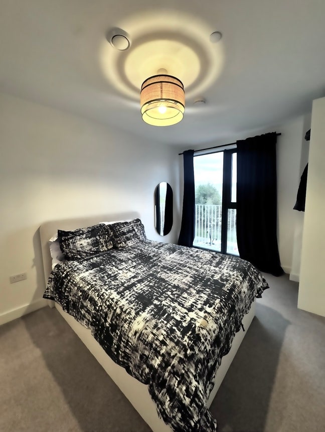 Double Room with Private Toilet in Modern Flat Main Photo