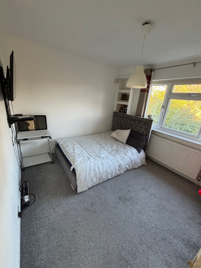 2 Double Bedroom’s Available &pound;800pcm Main Photo