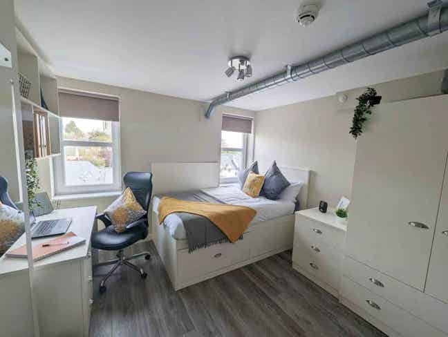 One Student Ensuite Available Main Photo