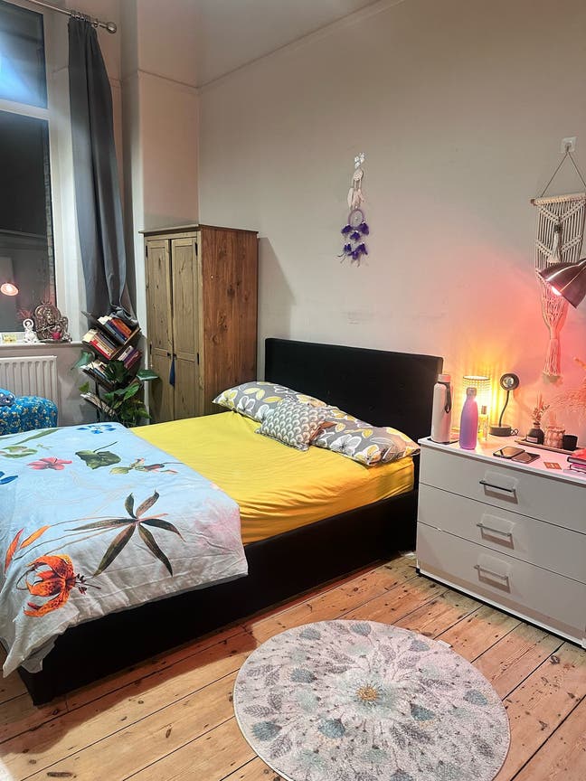 1large double room in 3BHK (beside Tower Bridge) Main Photo