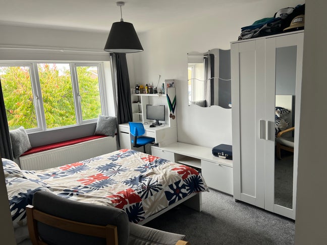 Double room with shared bathroom/kitchen Main Photo