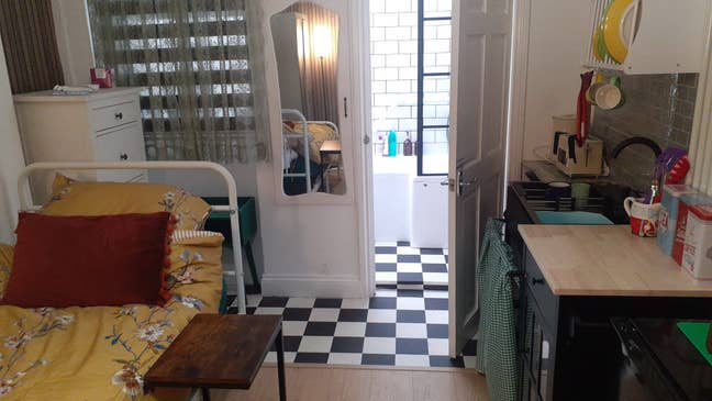 One bedroom and bathroom , TOWN CeNTRE /  Main Photo