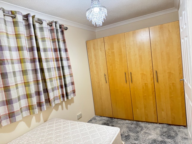 Double room in a 2 bedroom house  Main Photo