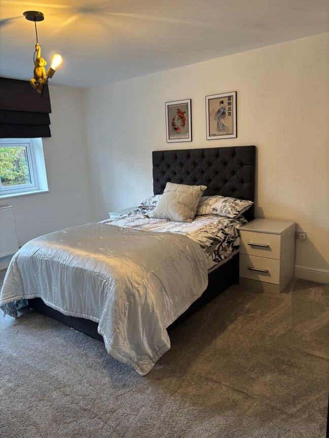 Large double with en-suite in desirable rd Main Photo