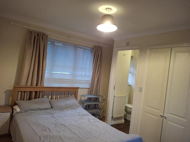 En-suite Double room with cleaner near Dayton road Main Photo