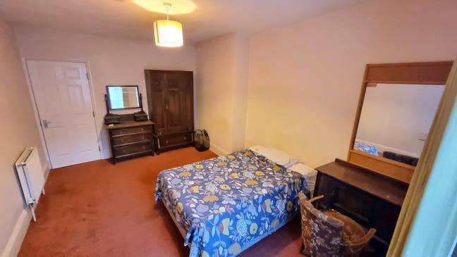 Town Centre room. Best for people to Work or Study Main Photo