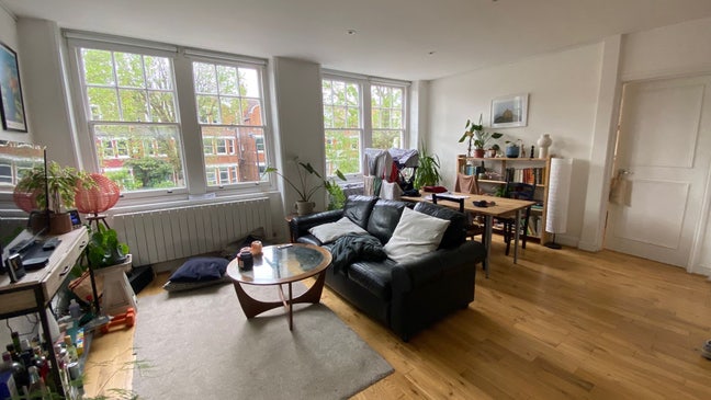 Cosy double room in NW London  Main Photo