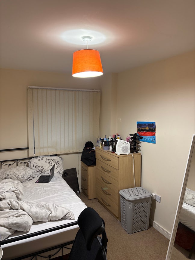 I bed and own bathroom ( not- en-suite) available Main Photo