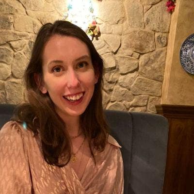 27-year-old girl looking for a double room Main Photo