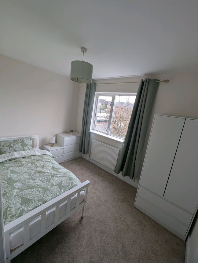 Comfortable room in newly refurbished home Main Photo