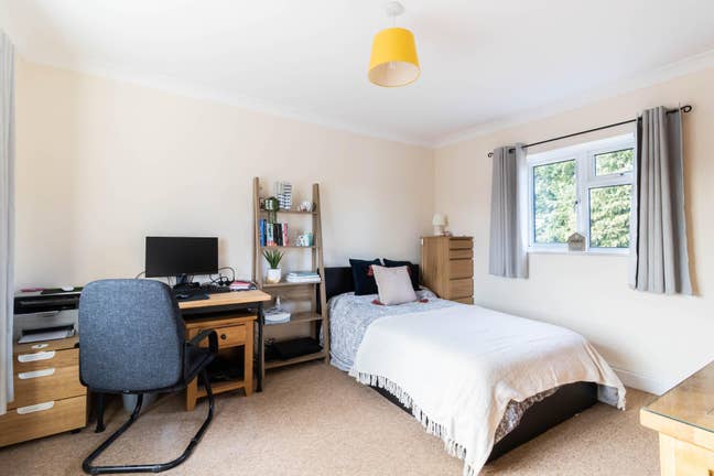 😊 Come Join this Friendly Houseshare w.Parking 🌿 Main Photo