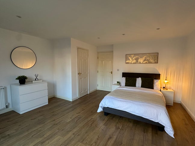 **House share available- 4 Modern rooms** Main Photo