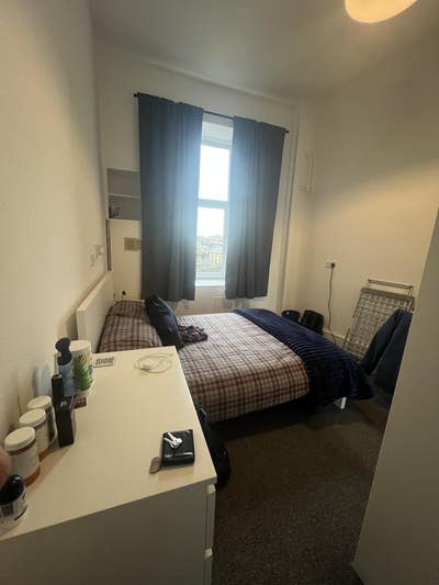 Double Room Top Floor Flat Available in West End Main Photo