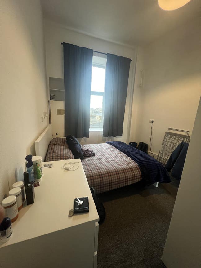 Double Room Top Floor Flat Available in West End Main Photo