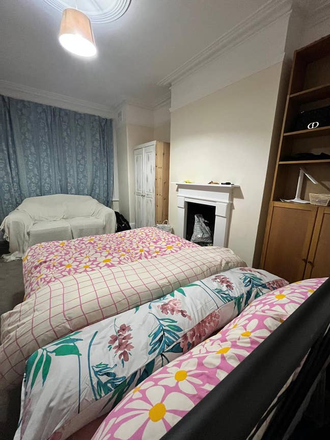Room available for a single person in shared flat Main Photo