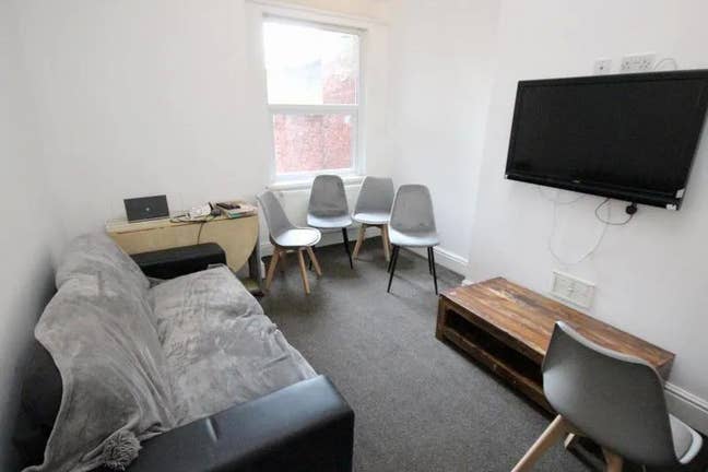 Double bedroom available  Main Photo