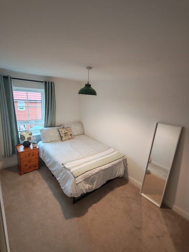 Double bedroom near JLR/AM.  Main Photo