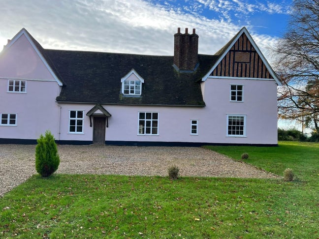 Suffolk farmhouse in quiet village Main Photo