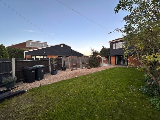 Lovely Double Room to Rent Near to Town Centre Main Photo