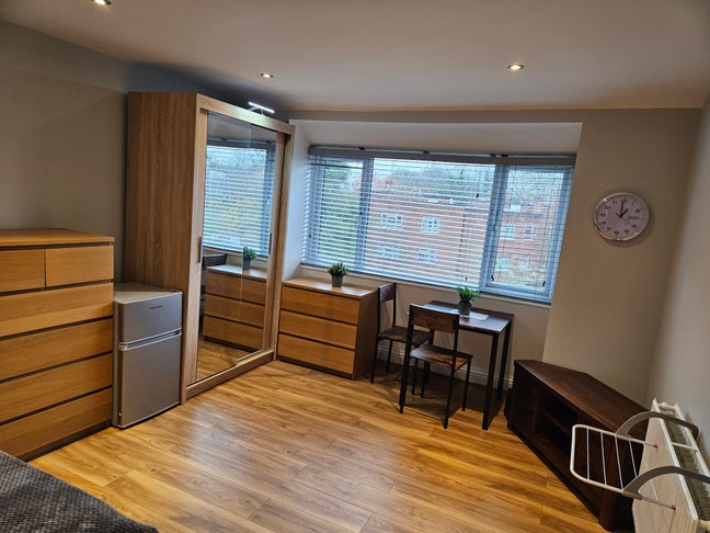 Huge Double Room in Newly  Refurbished Flat  Main Photo