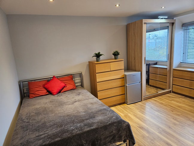 Huge Double Room in Newly  Refurbished Flat  Main Photo