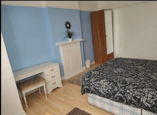  Double bedroom available for a short term  Main Photo