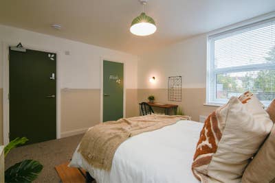 ** Luxury Modern En Suite Room - No Bills to Pay! Main Photo