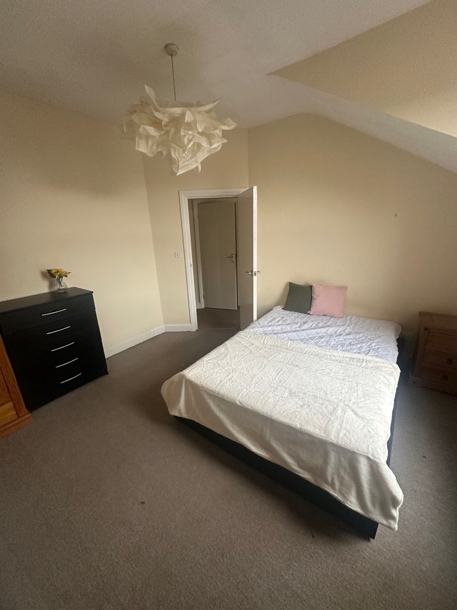 Double rooms available-2 minutes from tube station Main Photo