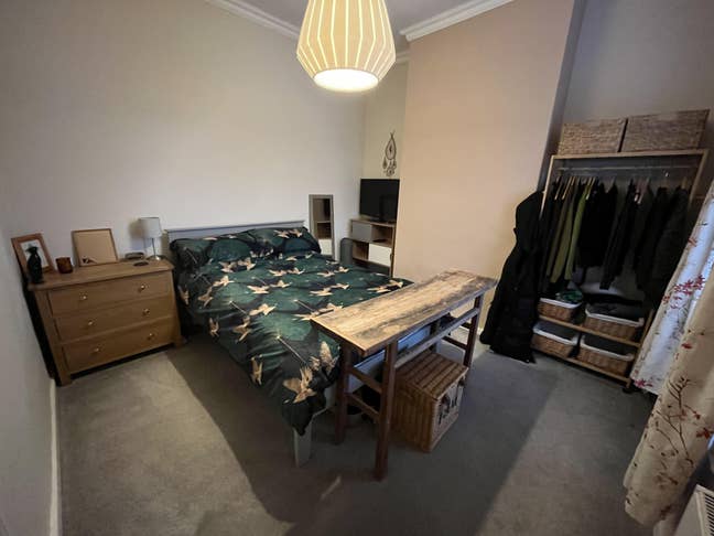 Double room to rent Mon - Friday Main Photo