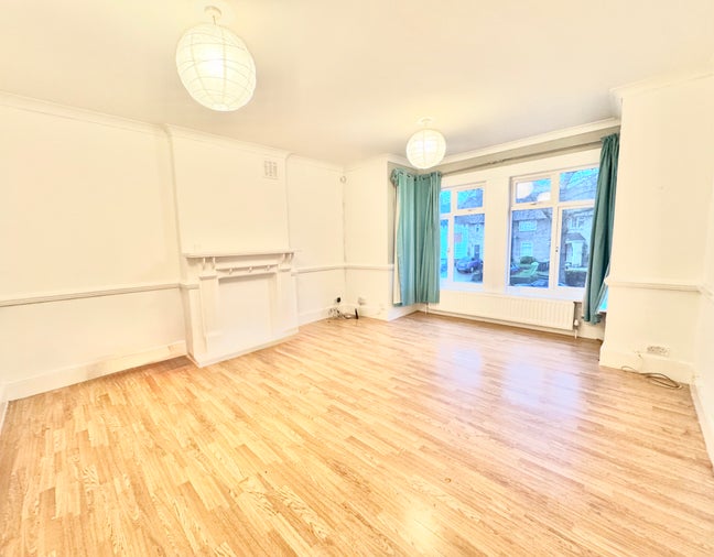 ✨ 2 Bright Double Rooms in Spacious 3-Bedroom Flat Main Photo