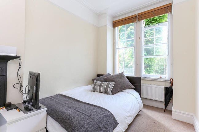 Ensuite in Ealing Common Main Photo