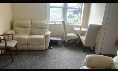 Room to rent 10 minutes from town centre Main Photo
