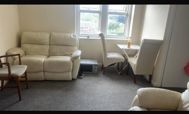 Room to rent 10 minutes from town centre Main Photo