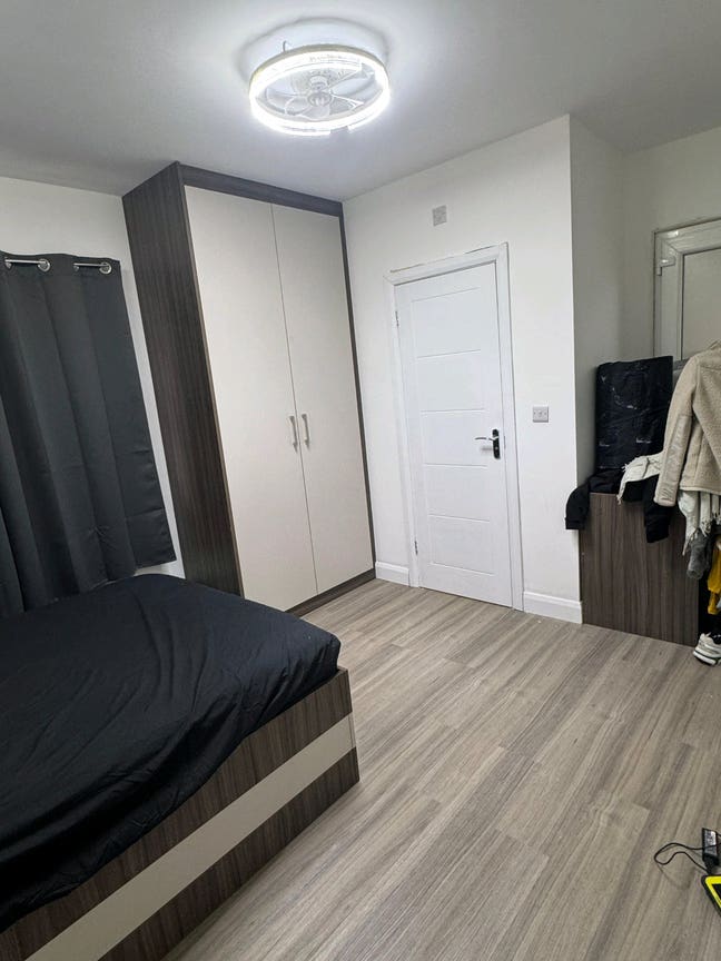 1 shared ensuite room available for male Main Photo