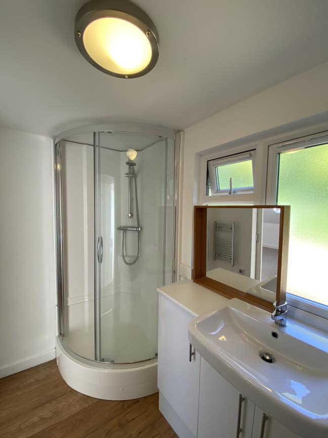 Large En-suite! Main Photo