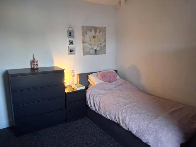 Double room is available for rent in - ST3 5QE Main Photo