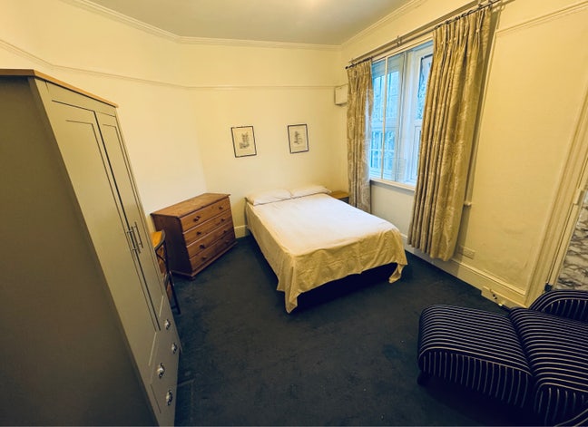 Great  location for bus and station Main Photo