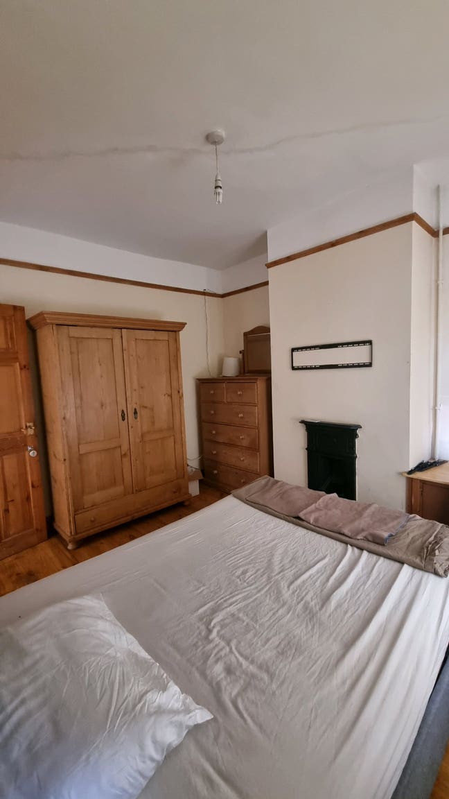 Cozy room available in a quirky, artsy house :)  Main Photo