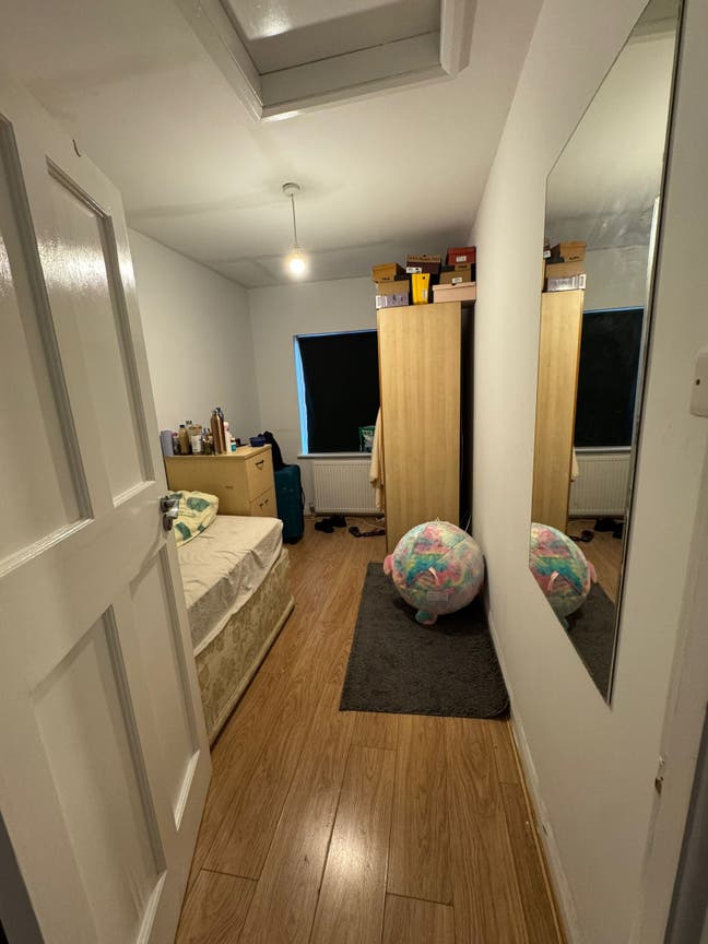 Medium-sized room for rent in the Finchley Central Main Photo