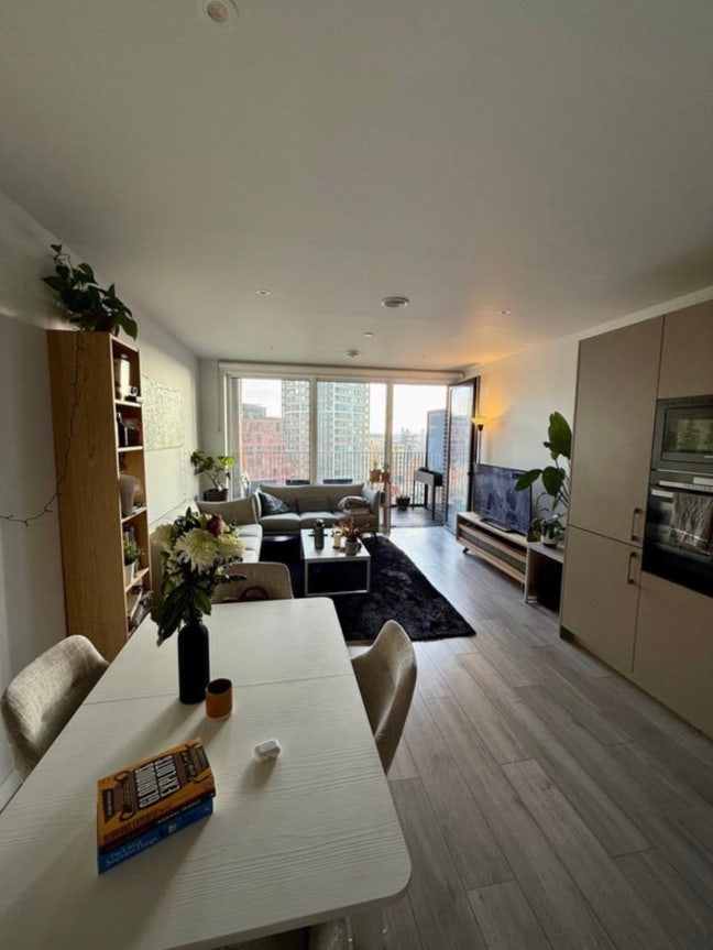 Bright & Modern 2 bed / 2 bath flat Main Photo
