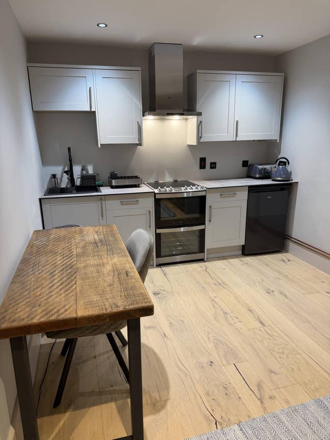 Beautiful large room with kitchen and bathroom  Main Photo