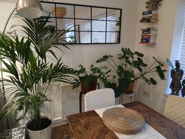 Modern, fully furnished with two ensuite double ro Main Photo