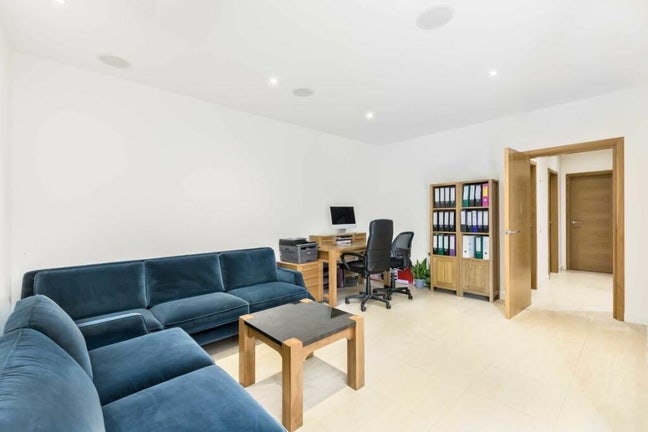 Newly refurbished double bedroom in Mill Hill Main Photo