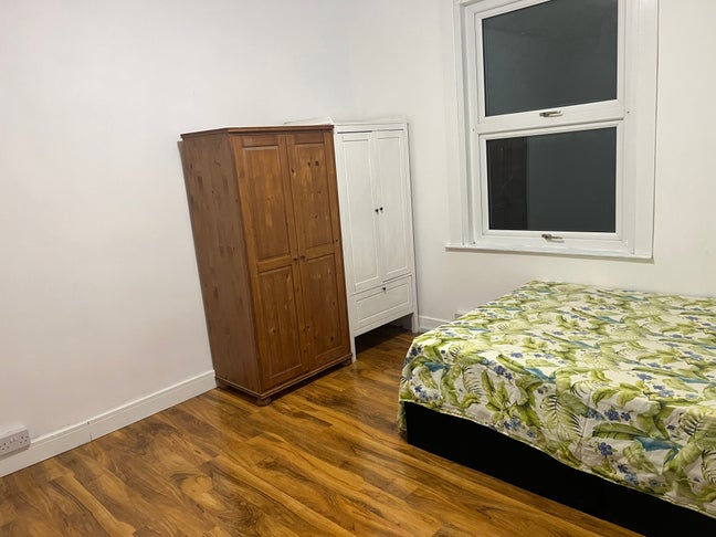 Refurbished Double Room for Rent Main Photo