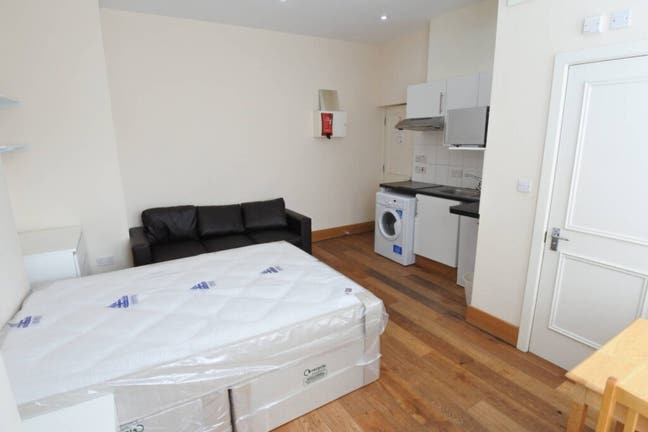 Studio Flat Willesden Green NW2 (WlMF2)  Main Photo