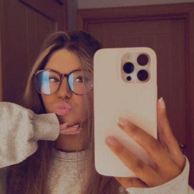 I am a female aged 20. I am looking for a dou... Main Photo