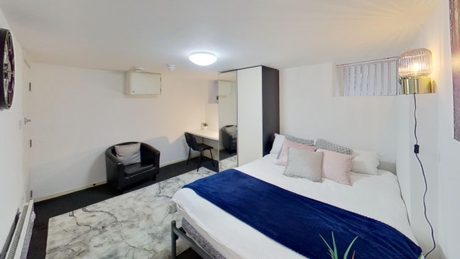 Large Bedsit next to Salford Royal🏥 Main Photo