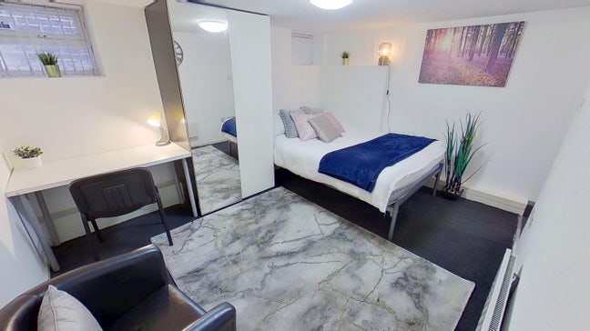 Large Bedsit next to Salford Royal🏥 Main Photo