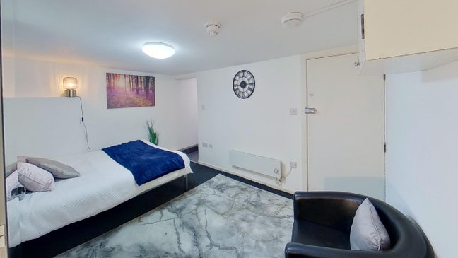 Large Bedsit next to Salford Royal🏥 Main Photo
